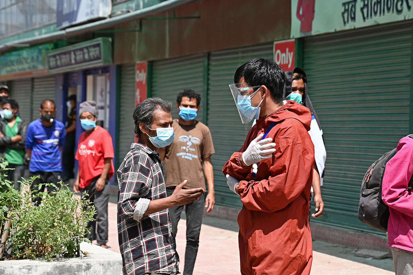 कोरोना कहरमा जसले बाँड्दै छन् भोकालाई खाना [फोटो फिचर]